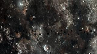La faccia colorata della Luna