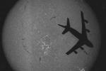 Un aereo passa davanti al Sole